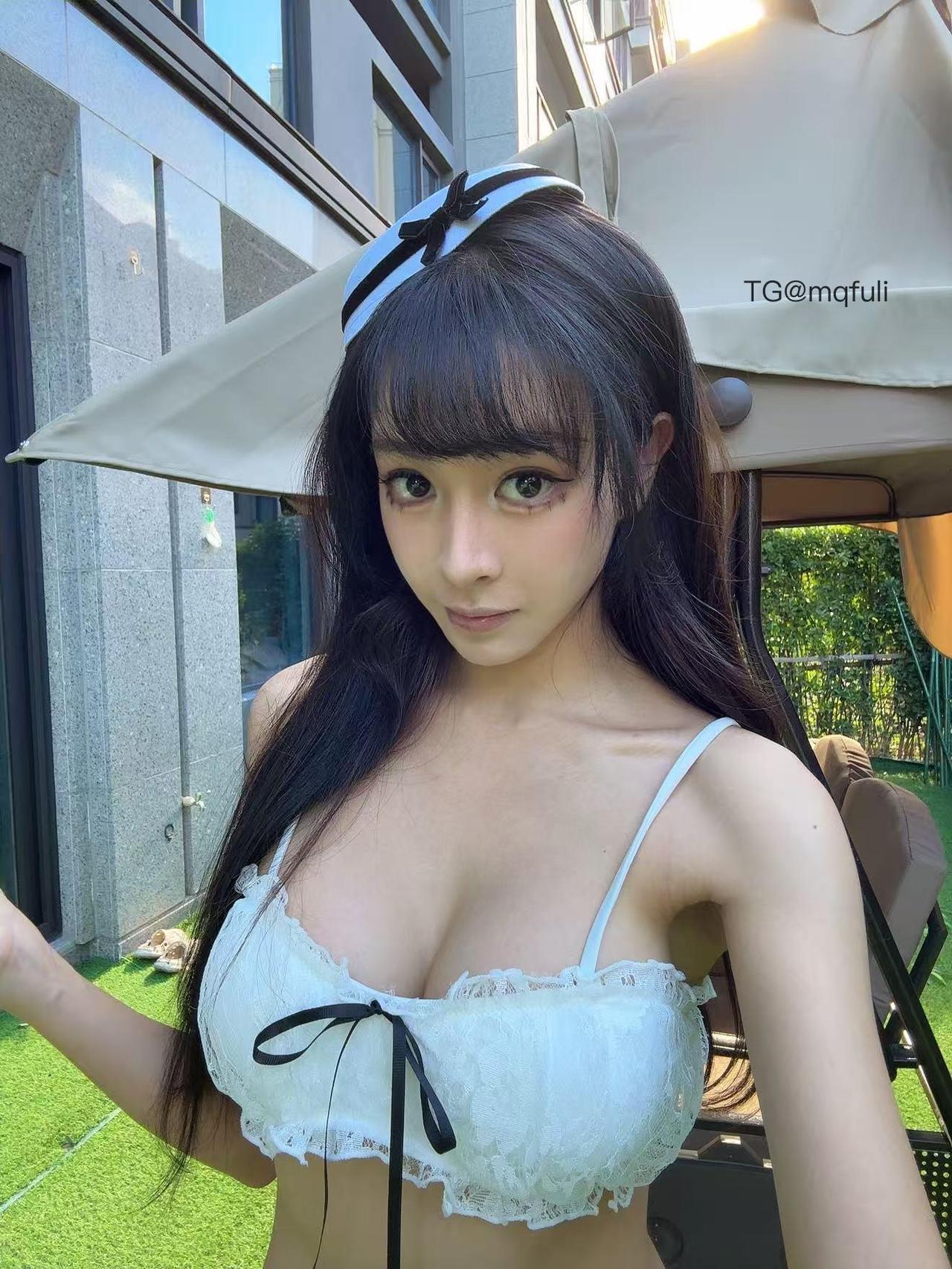 人间小奶猫白色蕾丝边上装配黑色蝴蝶结,戴浅色小帽近景 人间小奶猫白色蕾丝边上装配黑色蝴蝶结,戴浅色小帽近景