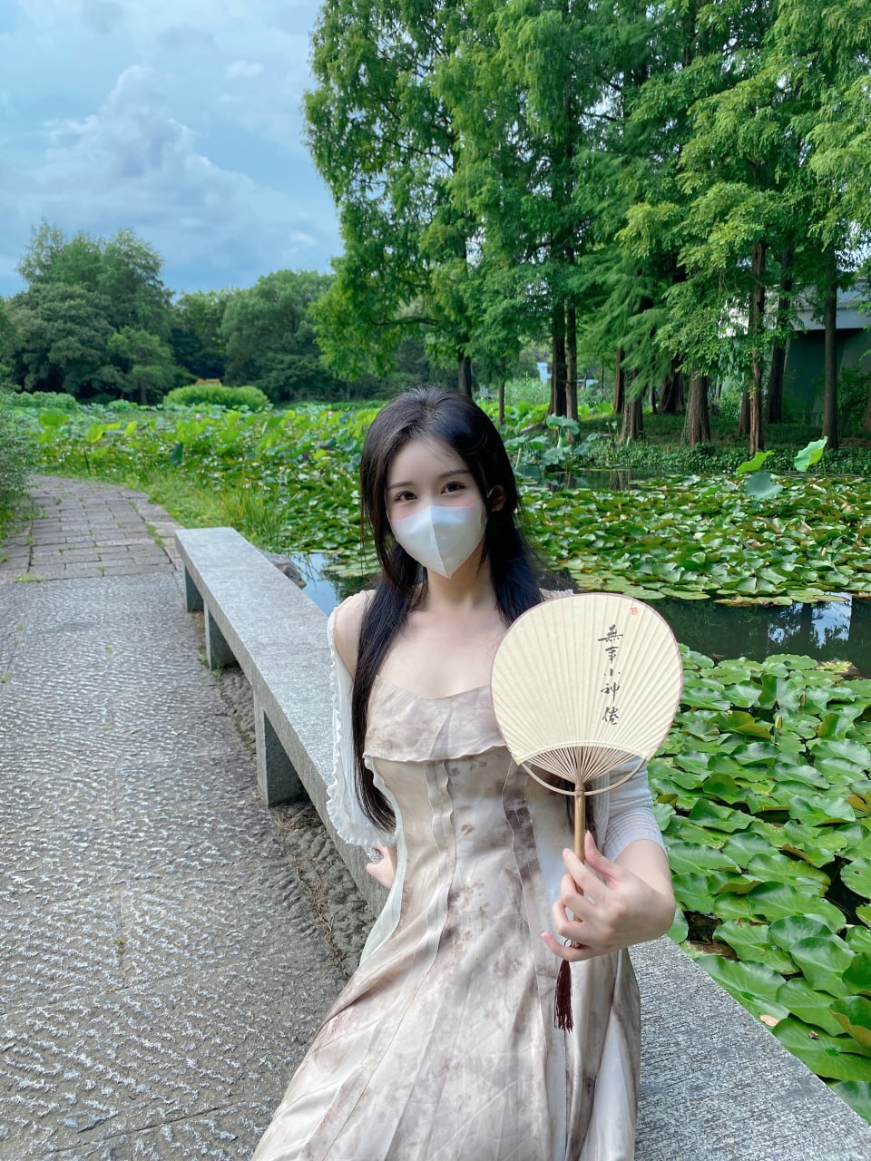软妹小九九 池边持圆扇的浅色长裙与白色开衫 软妹小九九 池边持圆扇的浅色长裙与白色开衫