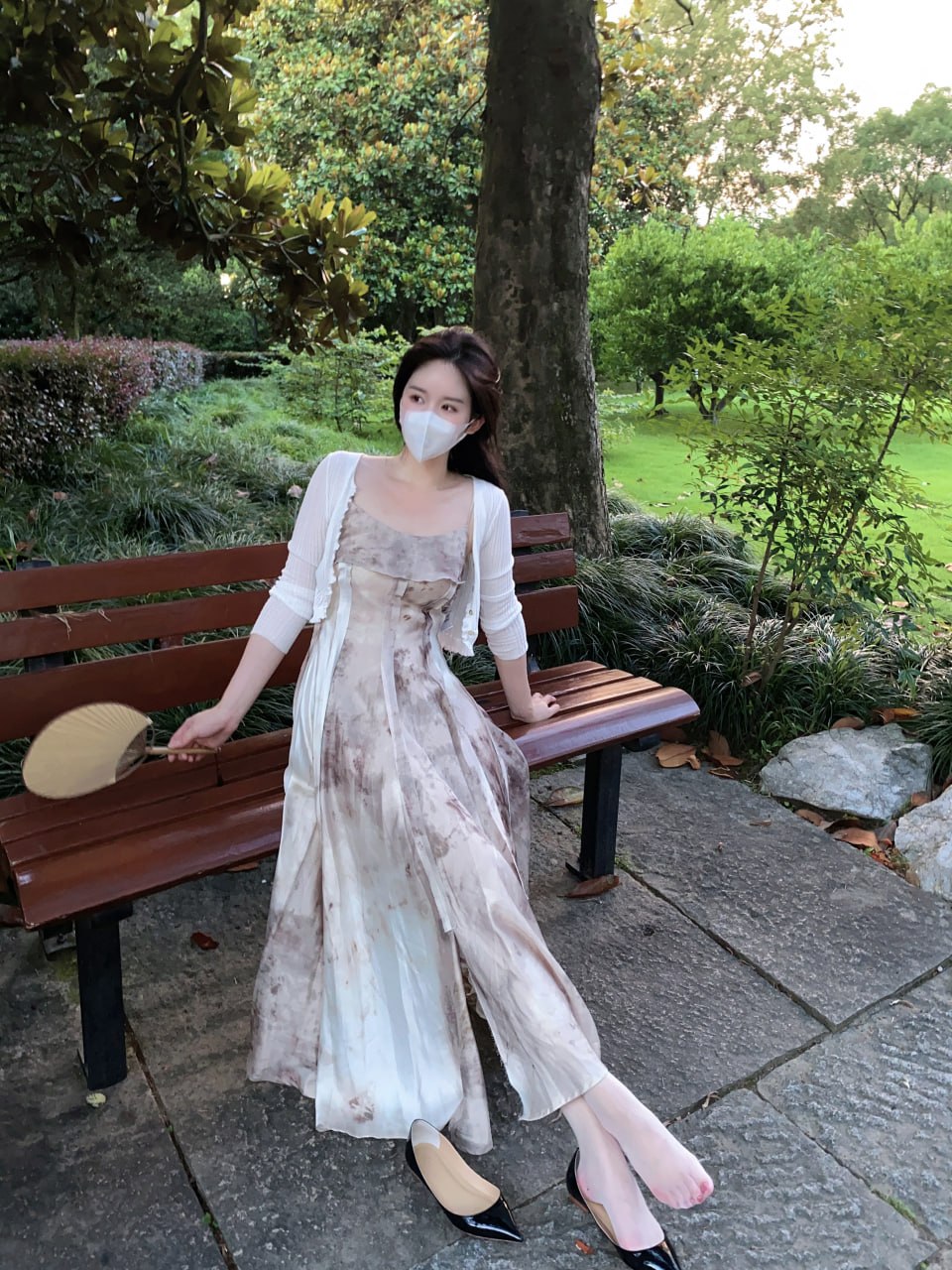 软妹小九九 木椅旁浅色长裙的衣摆与白色开衫 软妹小九九 木椅旁浅色长裙的衣摆与白色开衫