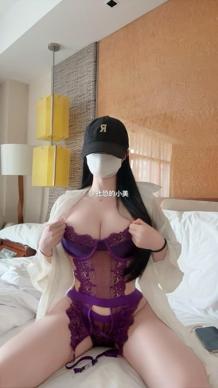 社恐的小美 白衬衫紫色衣饰与双手扶衣的正面坐姿 社恐的小美 白衬衫紫色衣饰与双手扶衣的正面坐姿