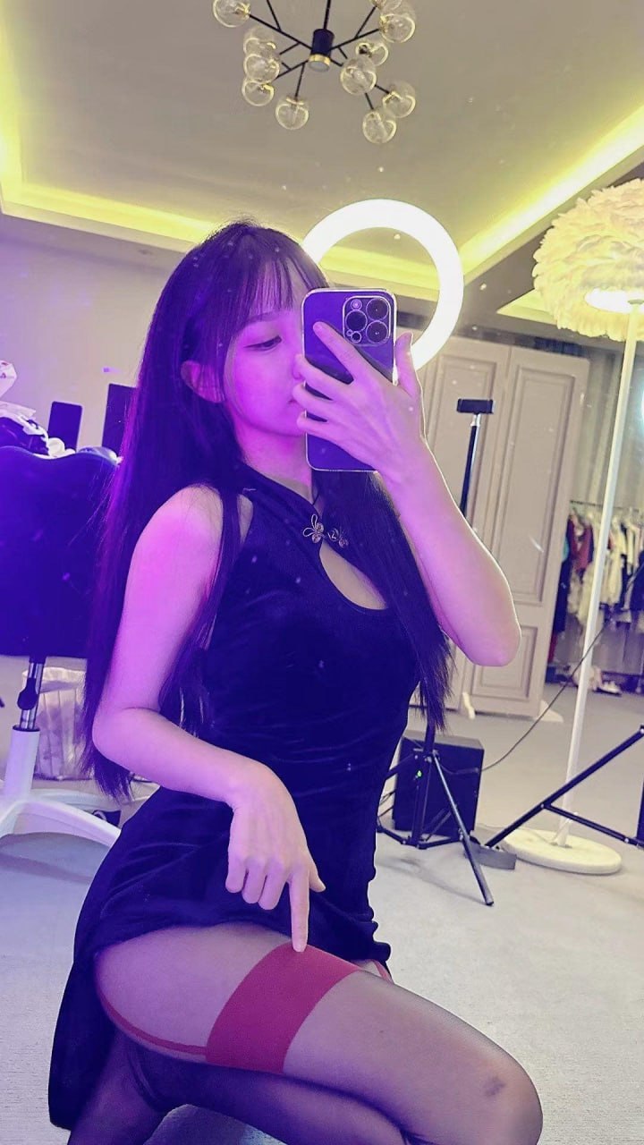 汤圆可甜了 黑色衣装、镜中环形灯与持机手势 汤圆可甜了 黑色衣装、镜中环形灯与持机手势