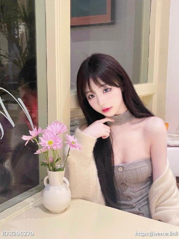 童锣烧 灰色纽扣上衣披浅色开衫坐在粉花瓶旁 童锣烧 灰色纽扣上衣披浅色开衫坐在粉花瓶旁