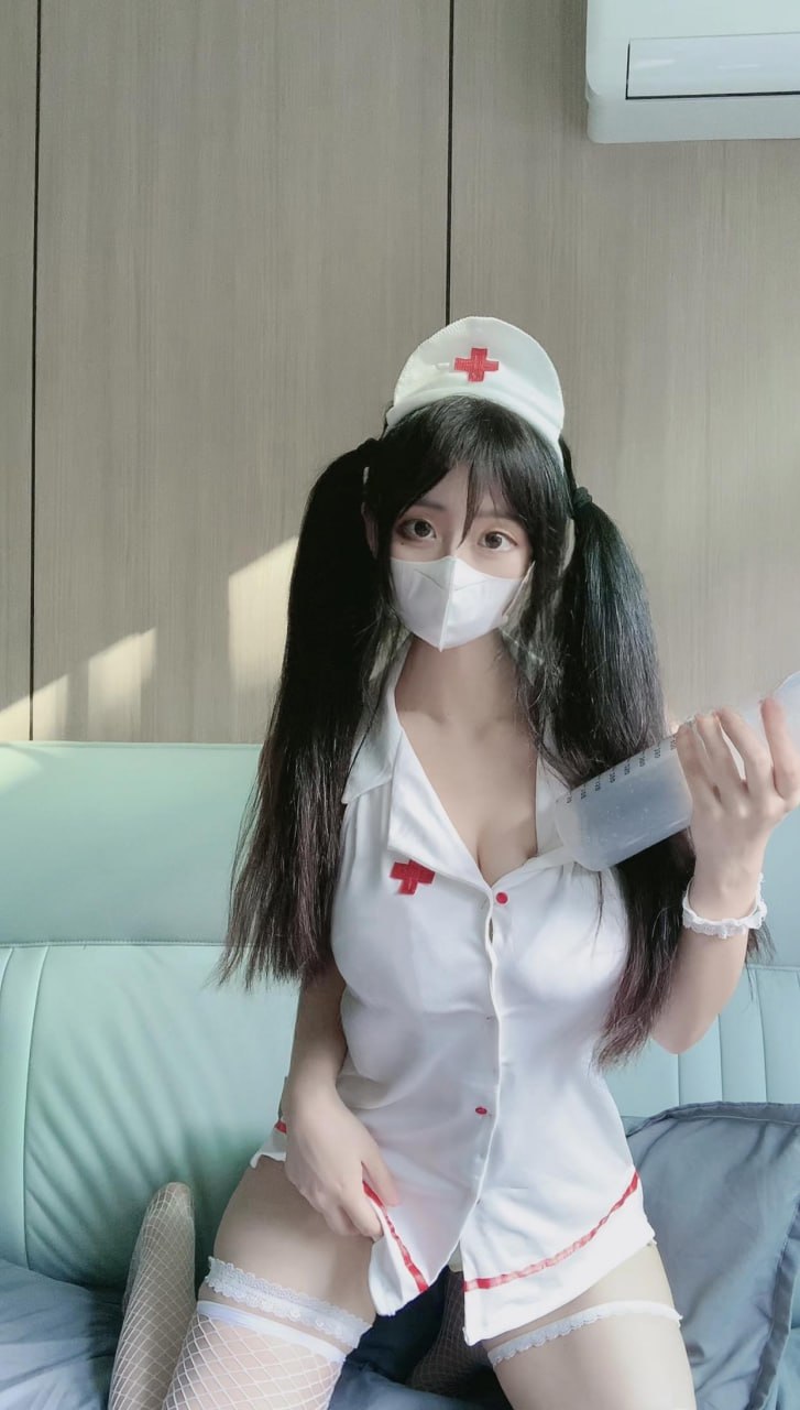 突变的柠檬 白帽红色十字图案与透明筒状道具的近景 突变的柠檬 白帽红色十字图案与透明筒状道具的近景