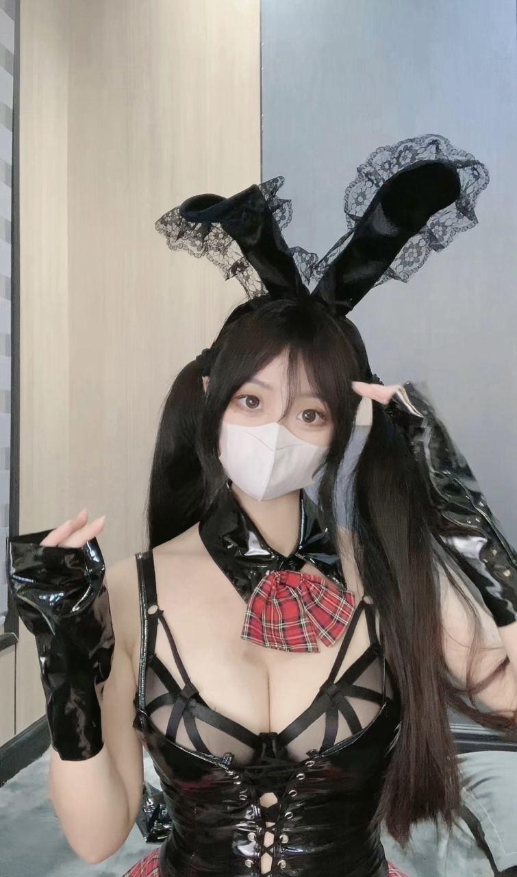 突变的柠檬 黑色蕾丝兔耳与红格领饰的抬手画面 突变的柠檬 黑色蕾丝兔耳与红格领饰的抬手画面