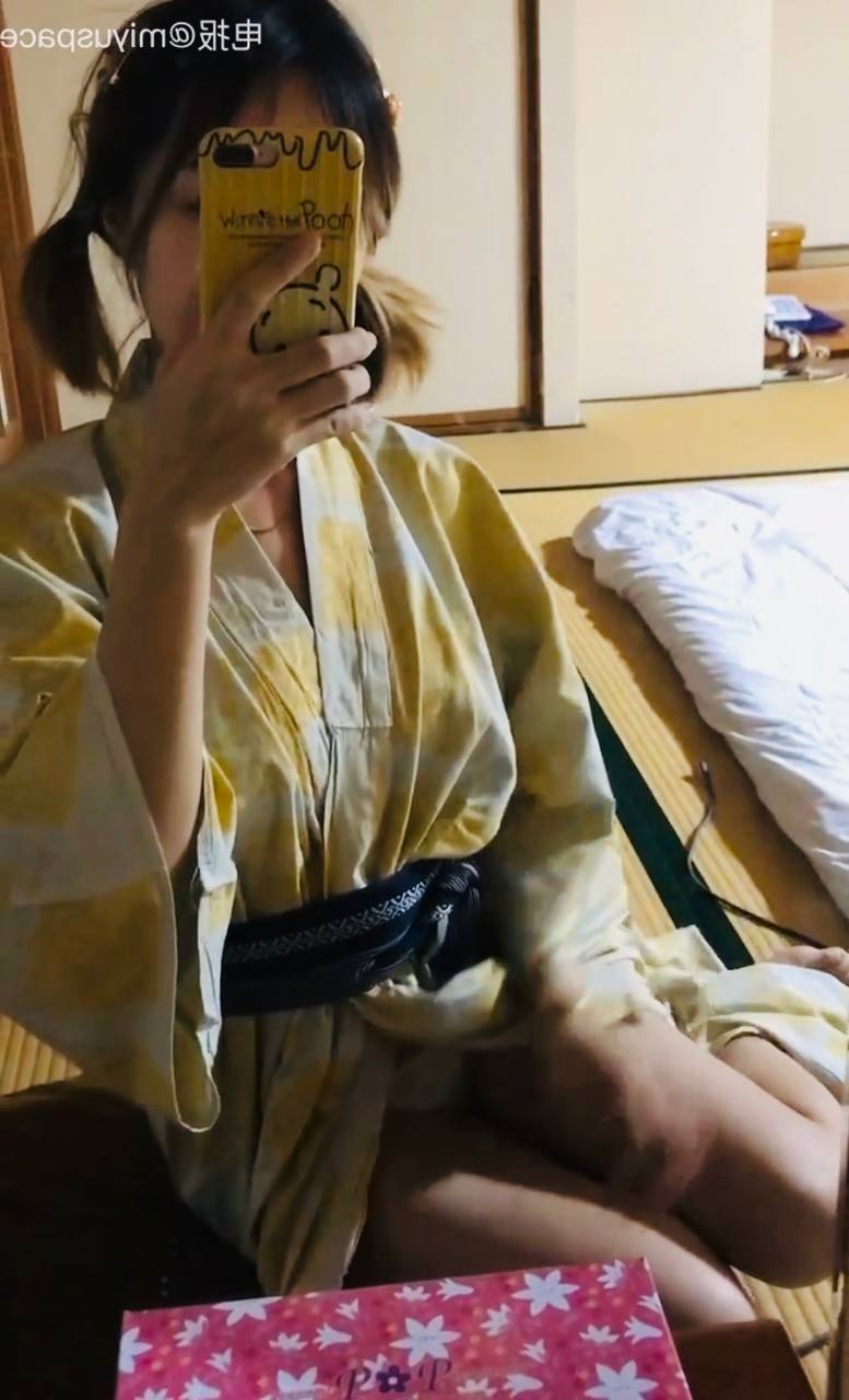 VC(Vickyyyii) 浅黄色浴衣与深色腰带的镜面自拍 VC(Vickyyyii) 浅黄色浴衣与深色腰带的镜面自拍