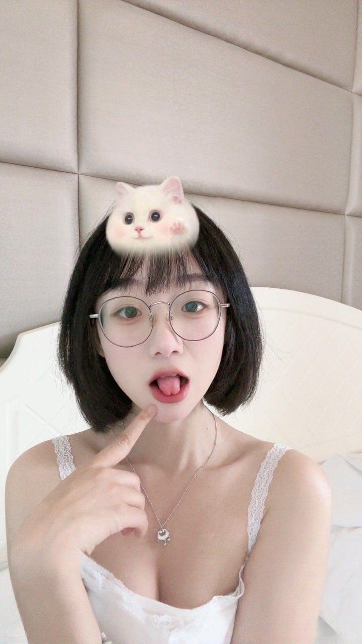 王胜利圆框眼镜近景，短发上方有白色猫咪贴纸