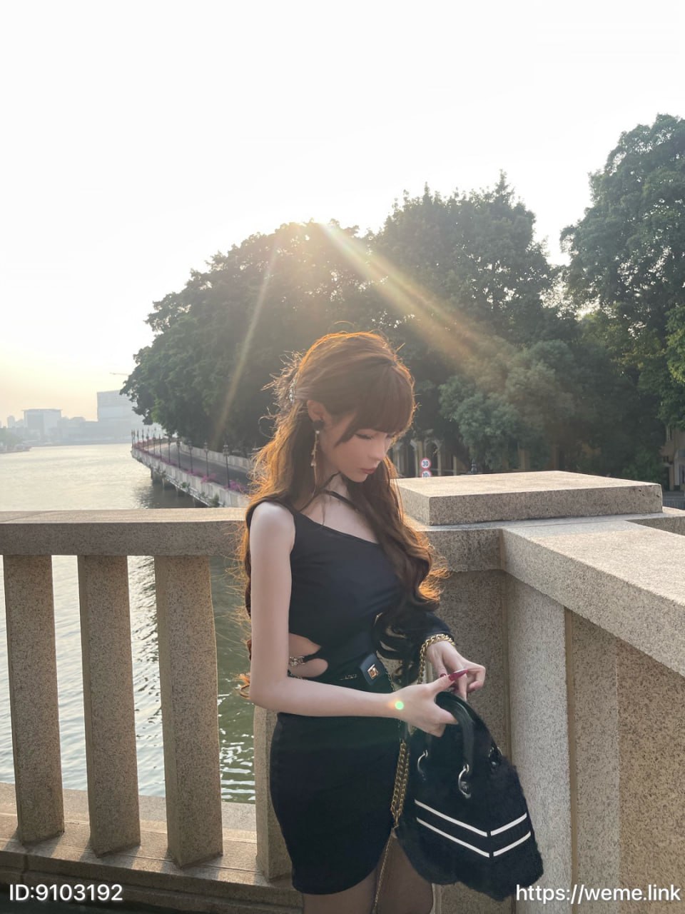 无欲无求的推土君黑裙外景，长发边缘迎着逆光，身后为河面和石栏