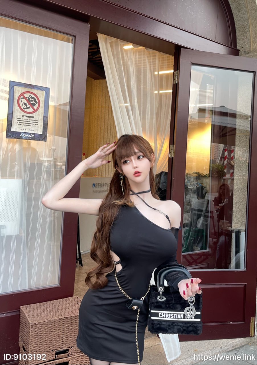 无欲无求的推土君黑裙站姿，深红门框前抬手并提黑色手袋