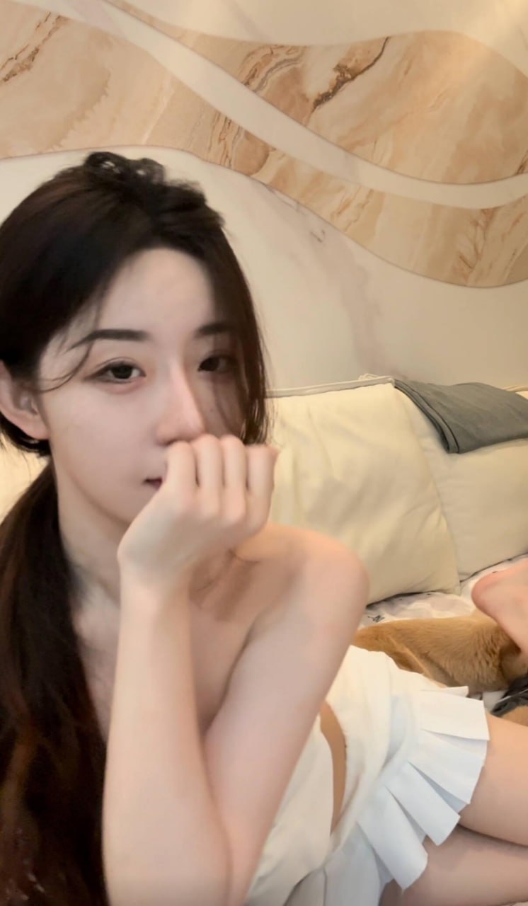 小范范 扎侧边发束靠在浅色坐垫上,白色衣裙有折起的裙褶 小范范 扎侧边发束靠在浅色坐垫上,白色衣裙有折起的裙褶