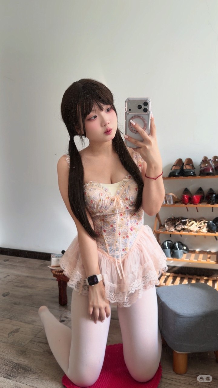 小高爱跳舞 碎花衣装双马尾与镜前垂手姿势 小高爱跳舞 碎花衣装双马尾与镜前垂手姿势