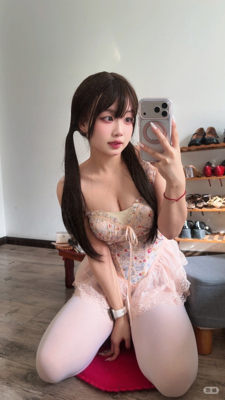 小高爱跳舞 碎花衣装与单手持机的镜前近景 小高爱跳舞 碎花衣装与单手持机的镜前近景