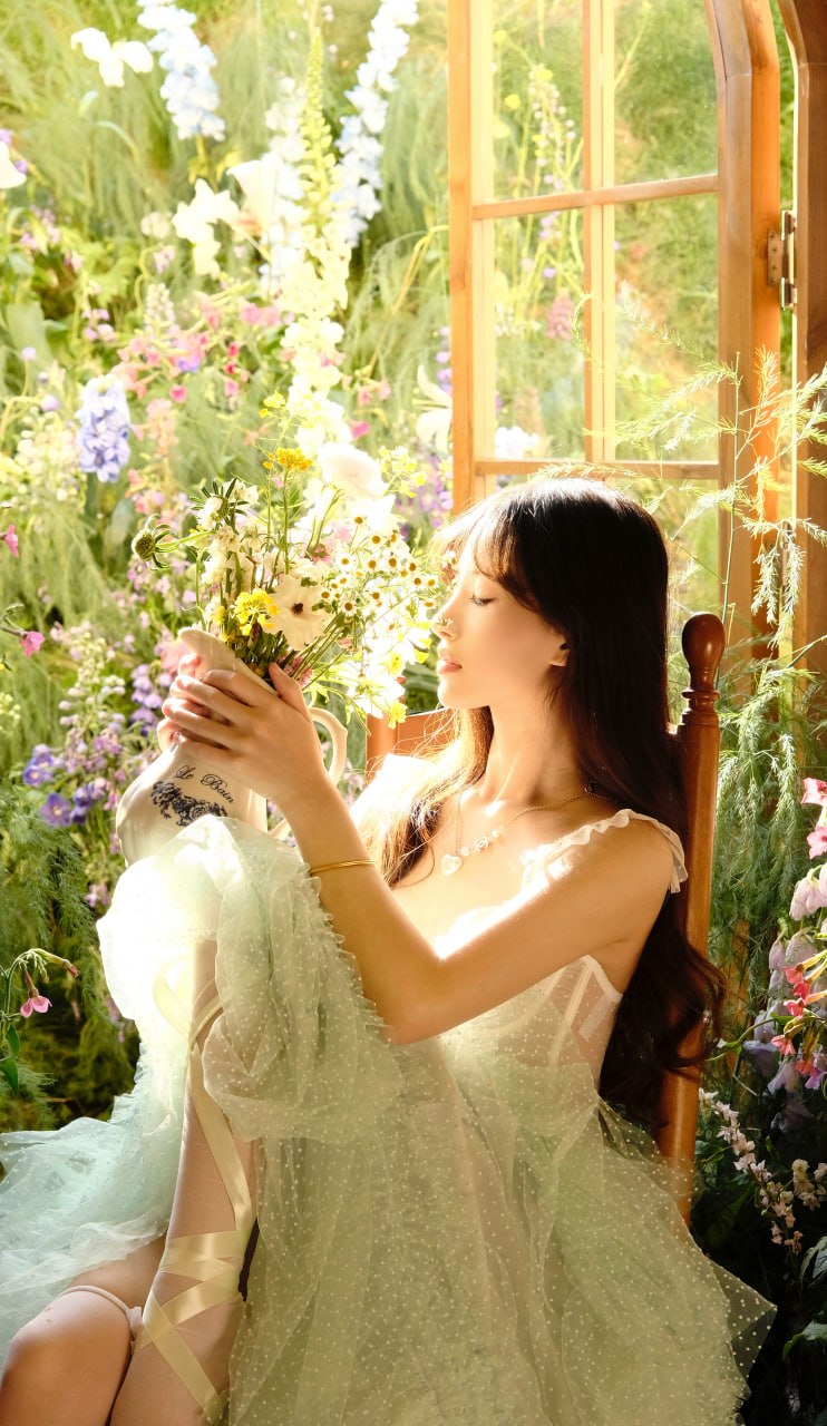 小萌子浅色纱裙侧坐花窗旁 双手捧着插花容器 小萌子浅色纱裙侧坐花窗旁 双手捧着插花容器
