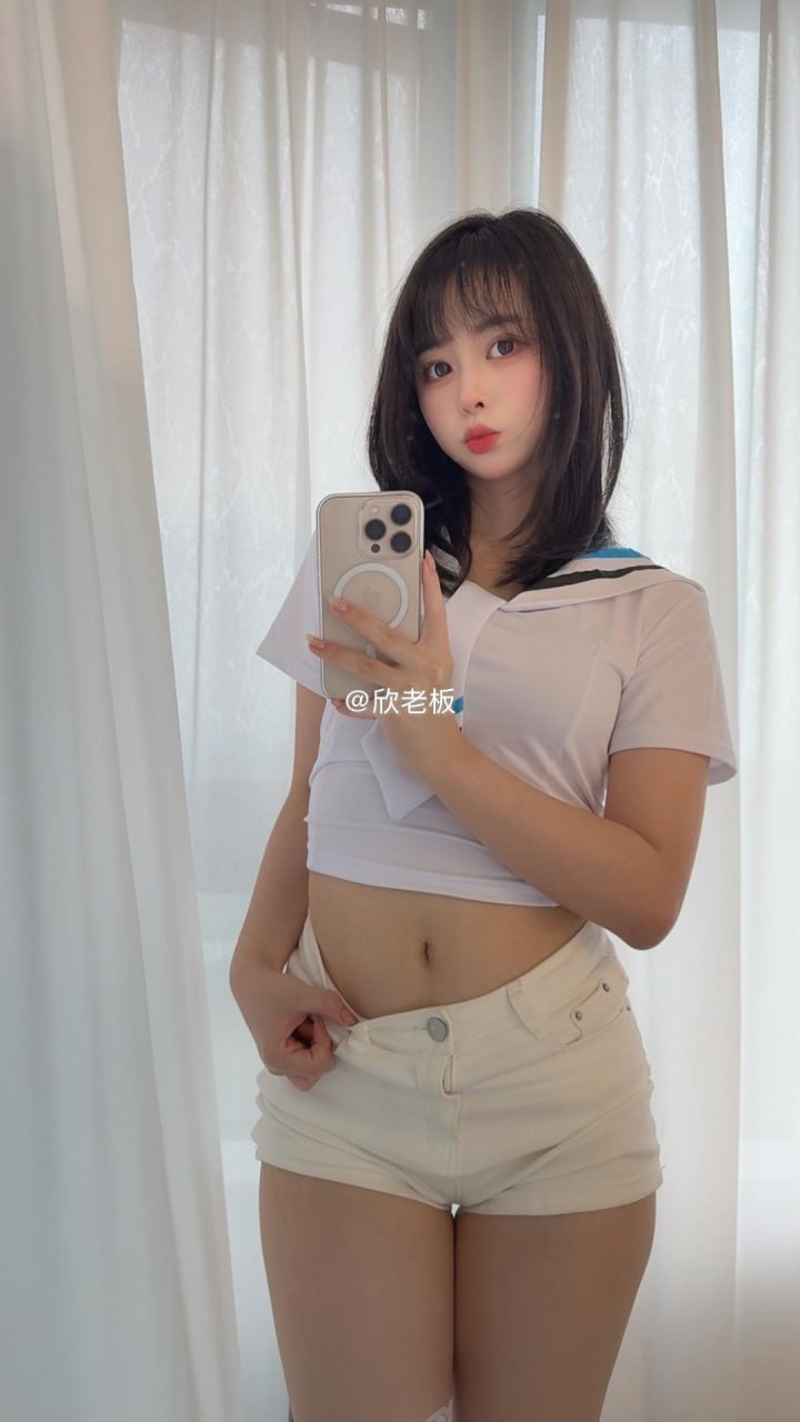 欣老板站在白色窗帘前,穿白色短袖上衣和浅色短裤举手机自拍 欣老板站在白色窗帘前,穿白色短袖上衣和浅色短裤举手机自拍