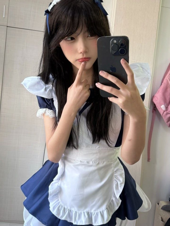 一只香 蓝白女仆装与蕾丝发饰的手机镜面自拍 一只香 蓝白女仆装与蕾丝发饰的手机镜面自拍