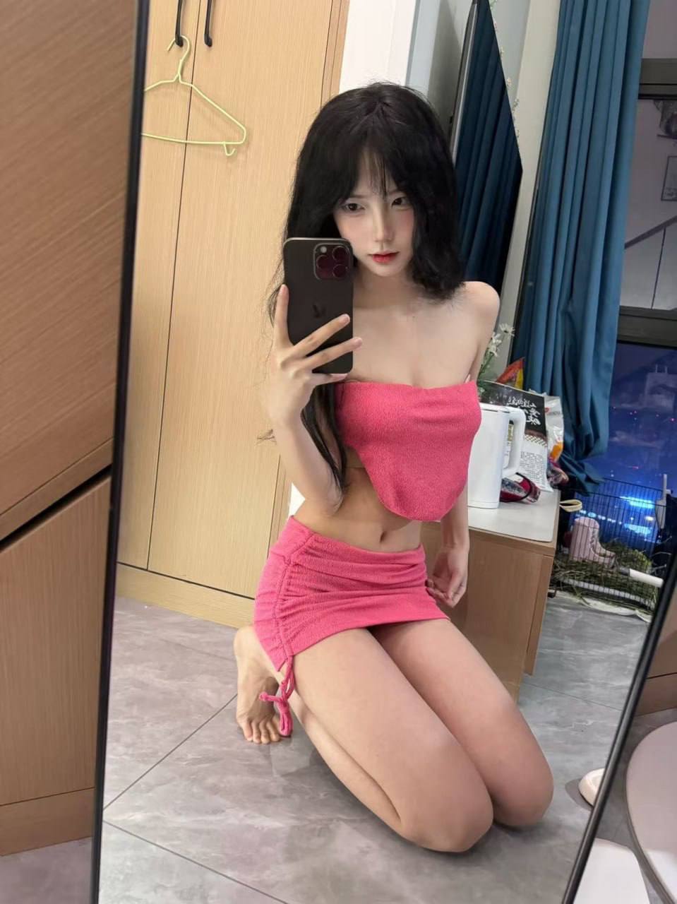 一只香 粉色上衣和侧系带短裙的镜前跪坐自拍 一只香 粉色上衣和侧系带短裙的镜前跪坐自拍