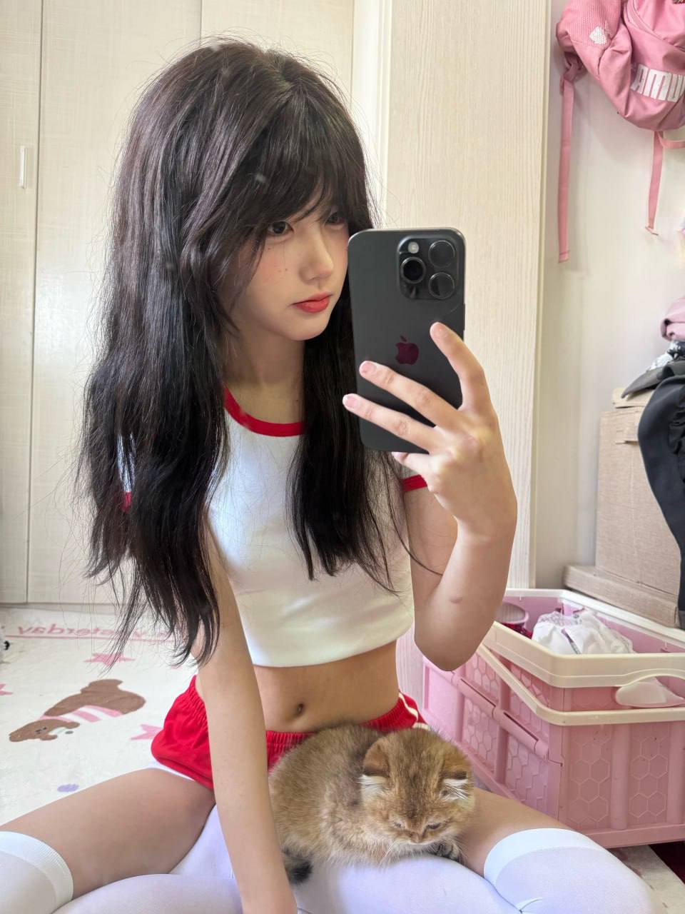 一只香 红白上衣和红色短裤的膝上橘猫镜面自拍 一只香 红白上衣和红色短裤的膝上橘猫镜面自拍