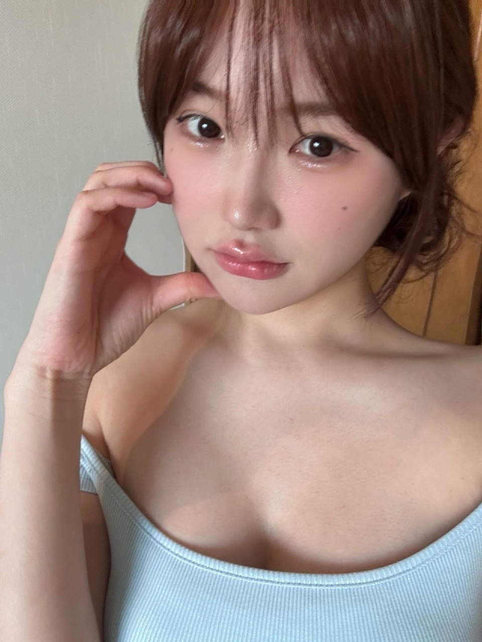 张洛洛 浅蓝上衣、脸侧手势与刘海近景 张洛洛 浅蓝上衣、脸侧手势与刘海近景