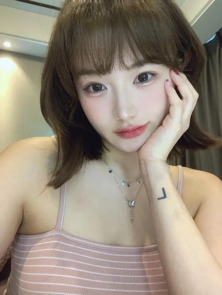 张洛洛 粉色条纹上衣、项链与脸侧发束 张洛洛 粉色条纹上衣、项链与脸侧发束