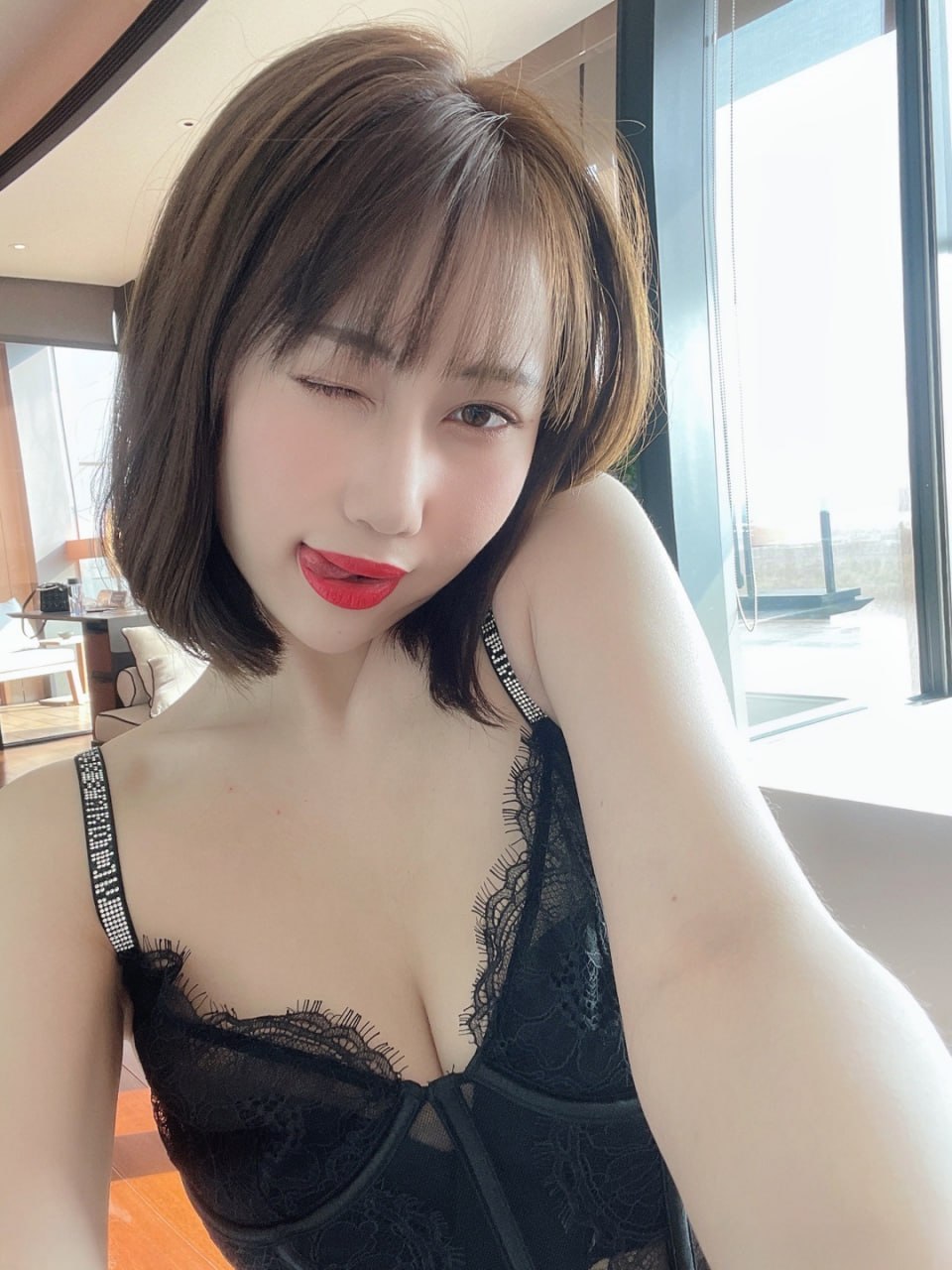郑瑞妤窗边黑色蕾丝衣装近景,肩带上有细小亮饰 郑瑞妤窗边黑色蕾丝衣装近景,肩带上有细小亮饰